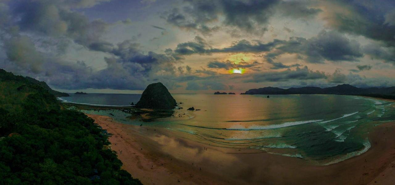 Wisma Pulau Merah Pasanggaran Esterno foto